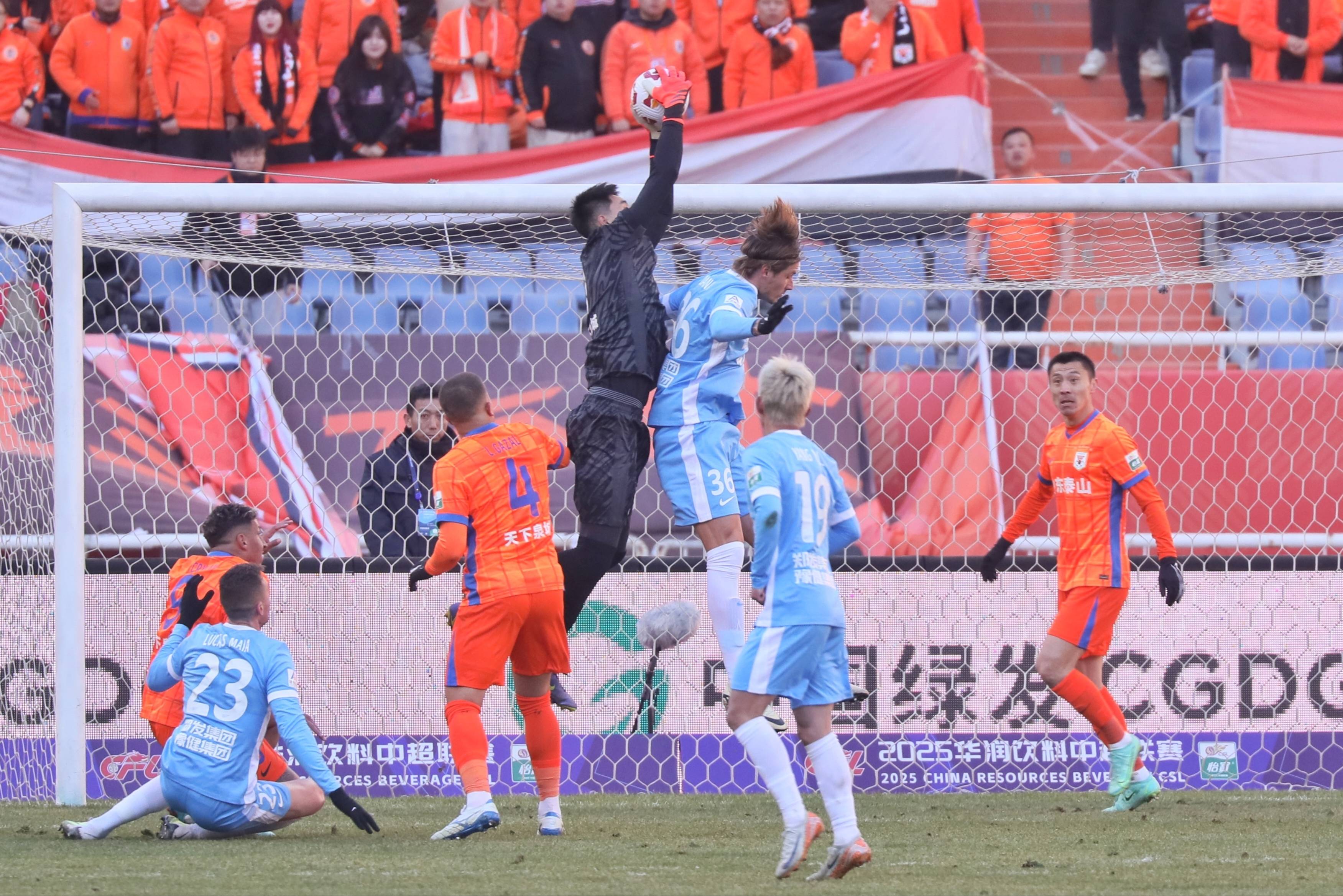 半岛体育app下载地址-中超比赛夺人眼球，球员风采赢得赞誉