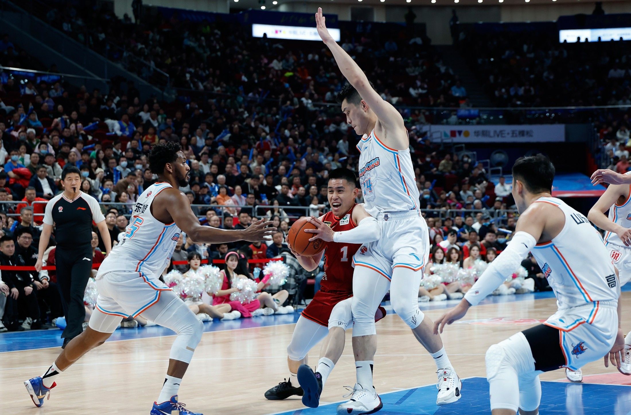 精彩对抗连连，球员们在赛场上拼搏求胜的简单介绍