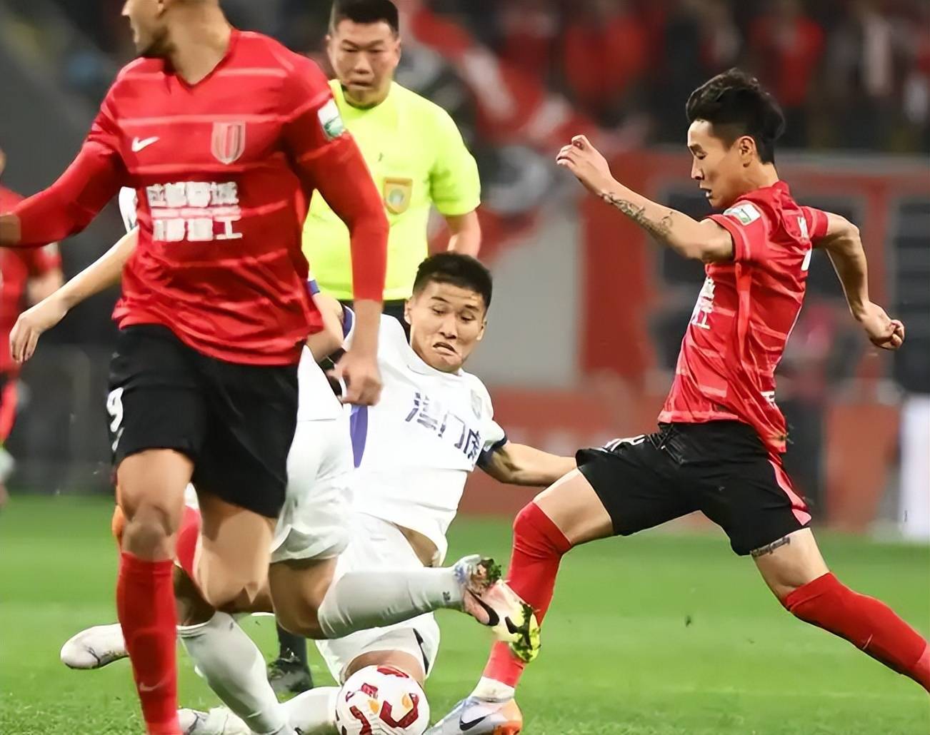 中超赛事场面精彩纷呈，球迷赞不绝口的简单介绍