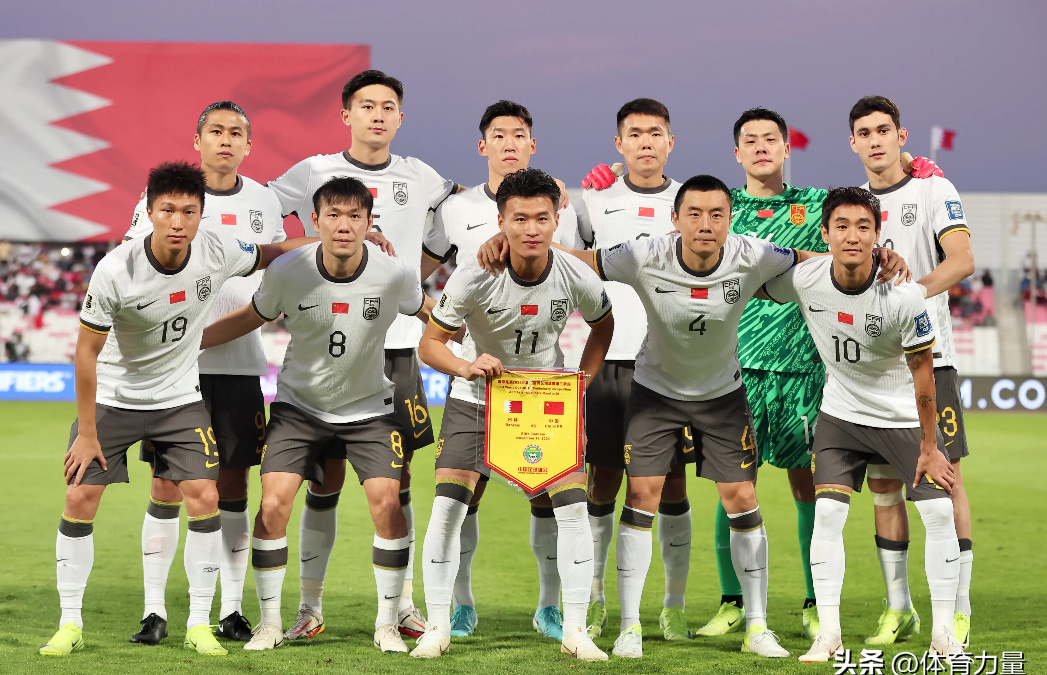 全情投入比赛，球员们拼尽全力争夺胜利的简单介绍