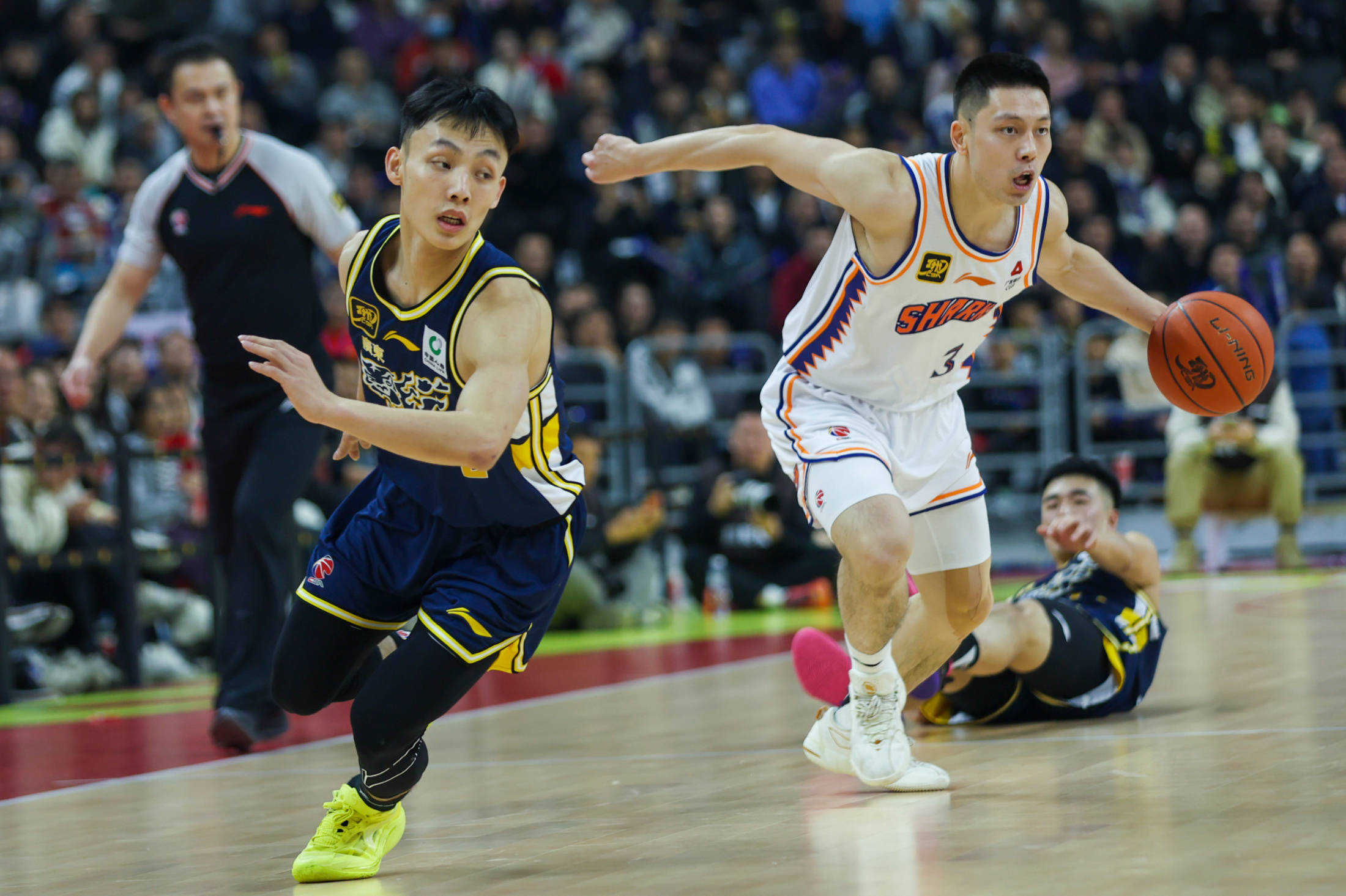 一支实力强劲的球队在比赛中轻松获胜 一支实力强劲的球队在比赛中轻松获胜