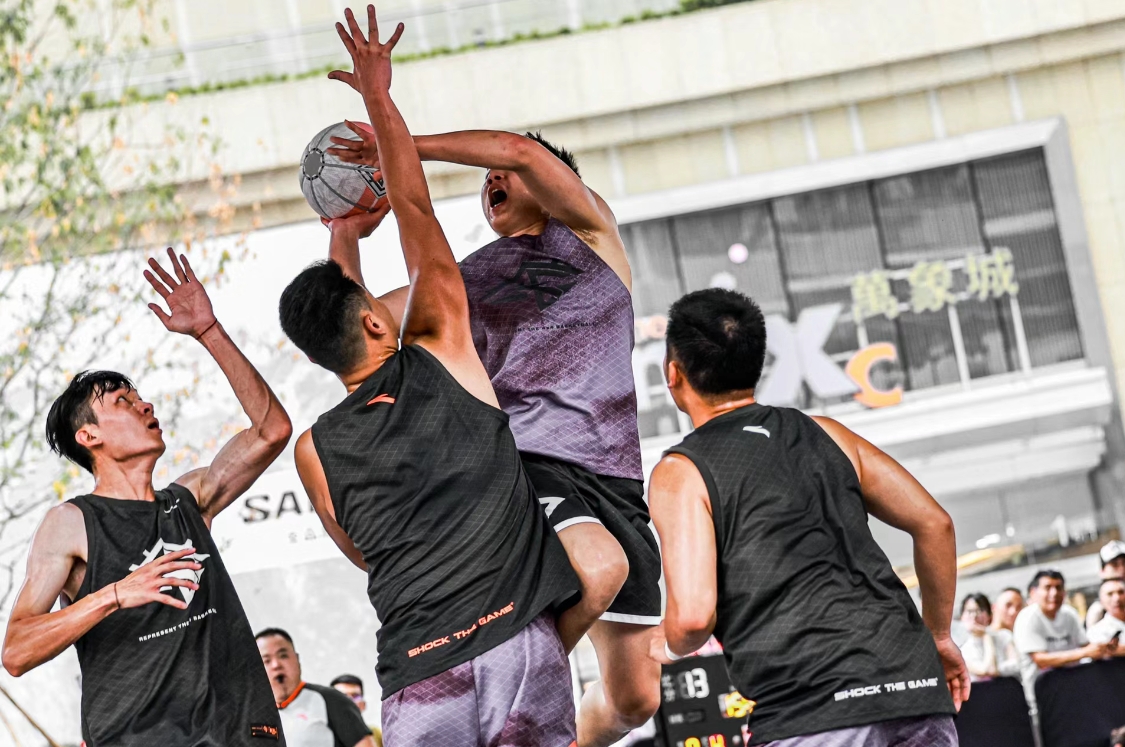 球员们展现出了非凡的篮球技艺！